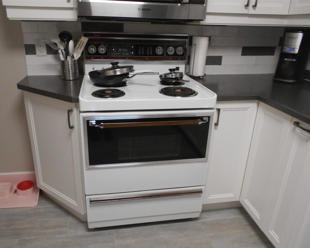 electric range / stove in my kitchen